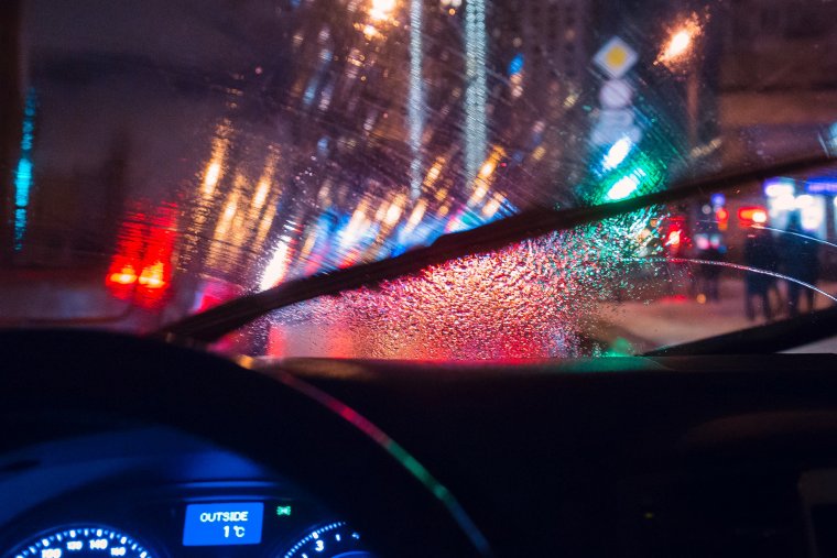 Дождь из машины ночью