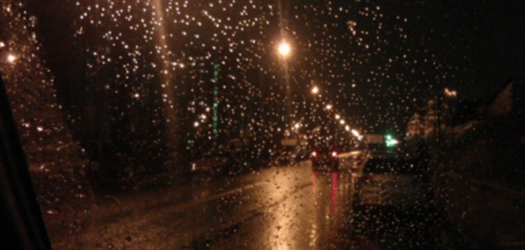 Вид из окна машины ночью в дождь