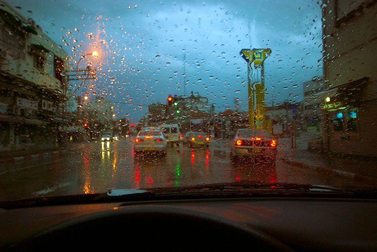 Вид из окна машины в дождь