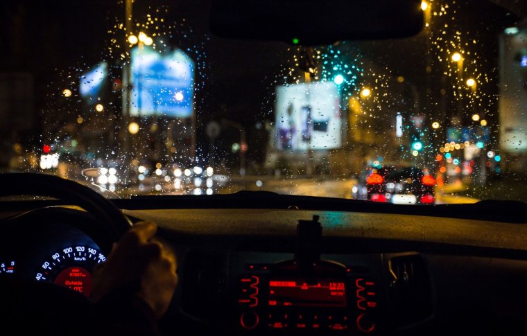 Вид из машины ночью в дождь