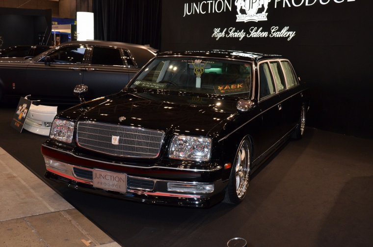 Toyota Crown Junction produce Yakuza