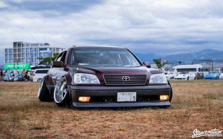 Toyota Crown 151 черная