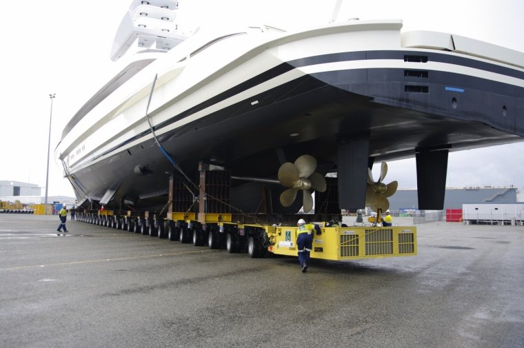 Перевозка машин на корабле