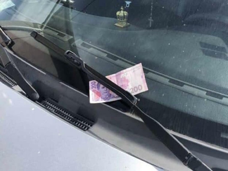 Записка под дворниками авто