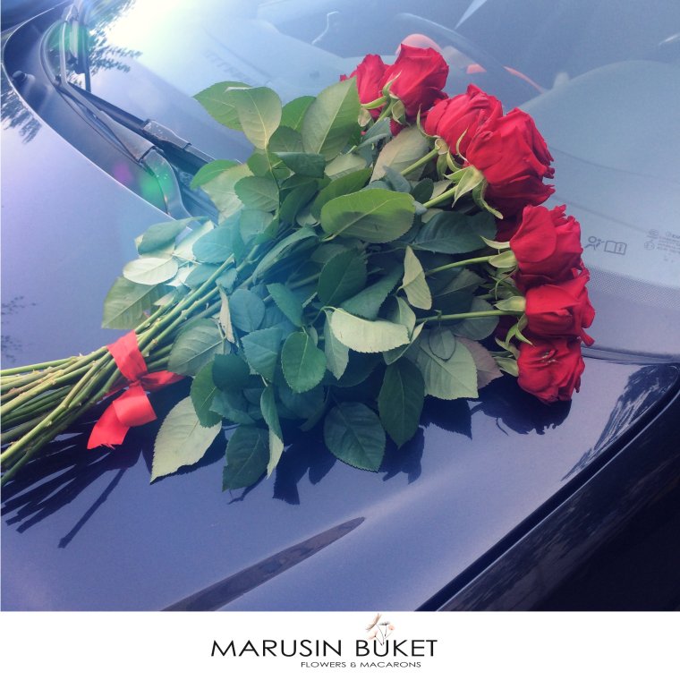 Розы на капоте машины