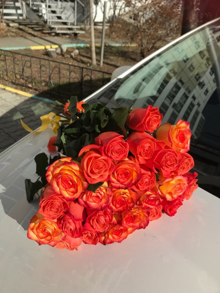 Букет цветов на белой машине