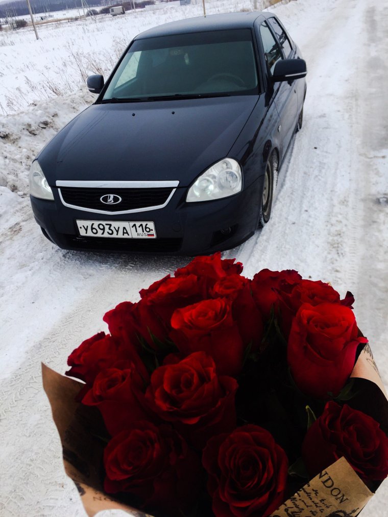 Букет цветов в машине