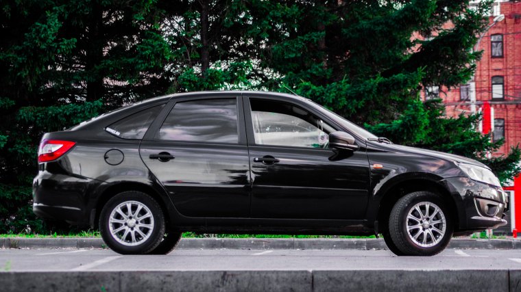 Лада Гранта лифтбек черная 2020