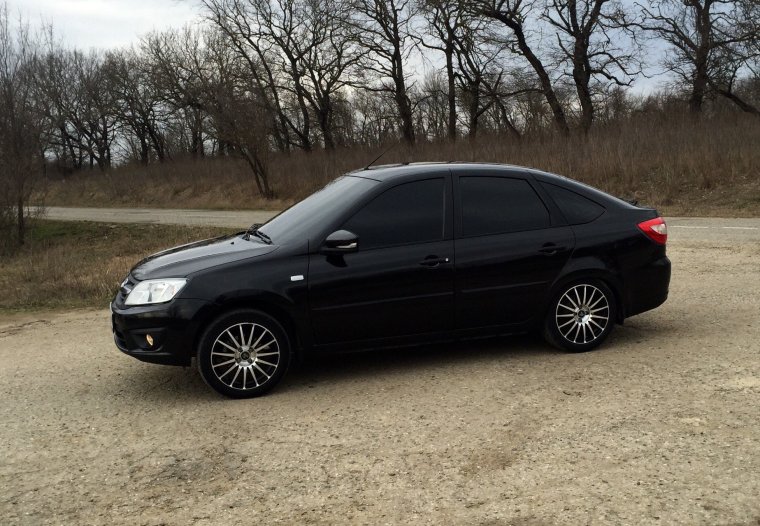 Лада Гранта лифтбек черная на 16 дисках