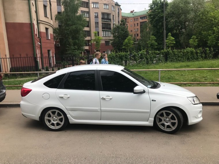Лада Гранта лифтбек белая