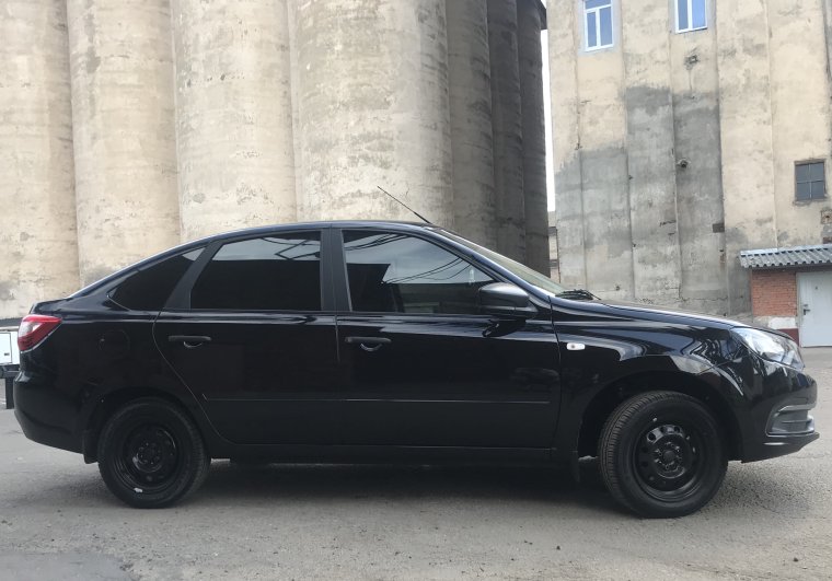 Лада Гранта лифтбек черная тонированная