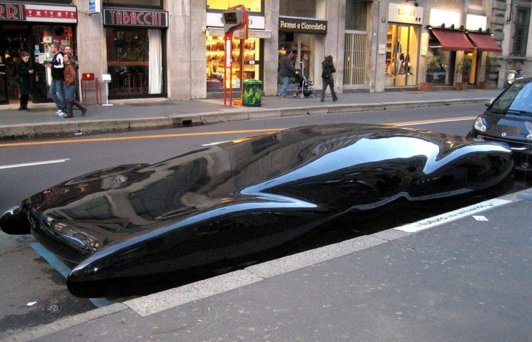 Поплавленные машины у сферического здания