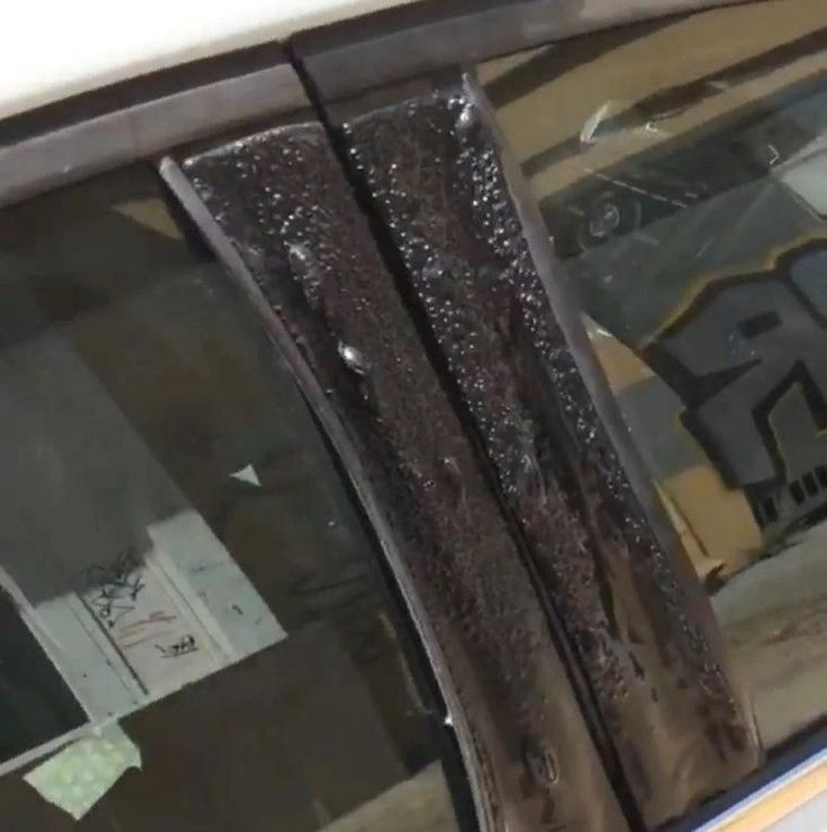 Машина расплавилась от солнца в Ростове