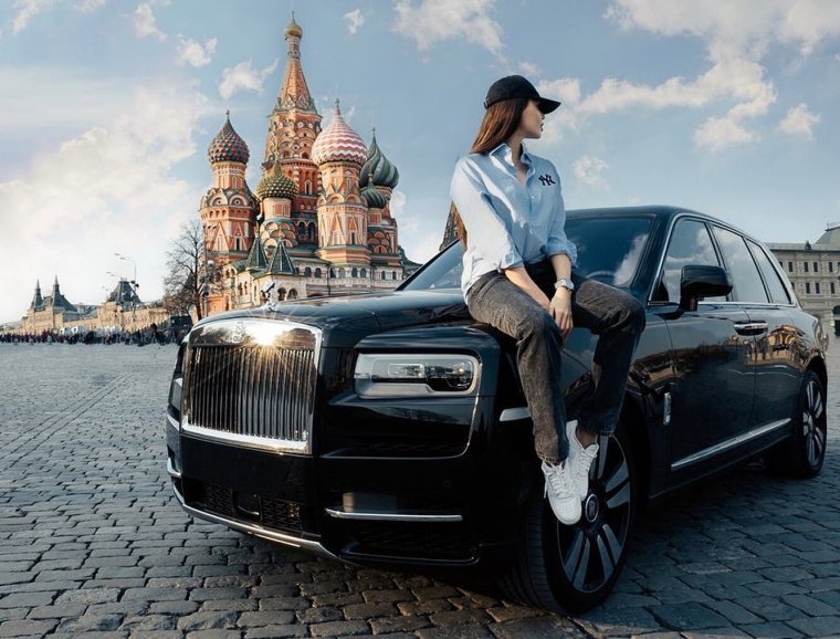 Белый Рендж Ровер Эвок с бантом