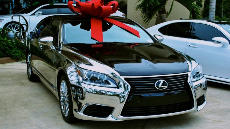 Мужчина дарит машину