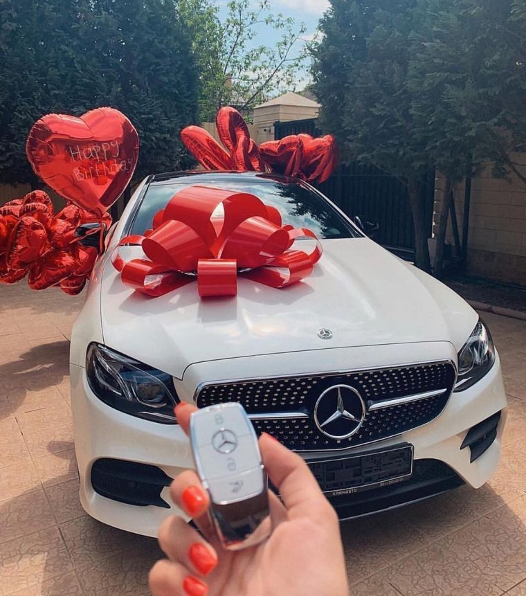 Машина в подарок с бантом