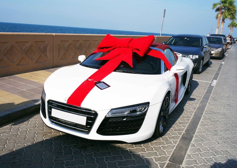 Подарочный бант на автомобиль