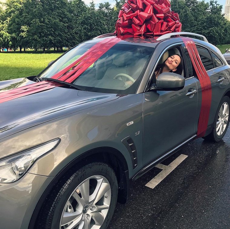 Машина в подарок с бантом