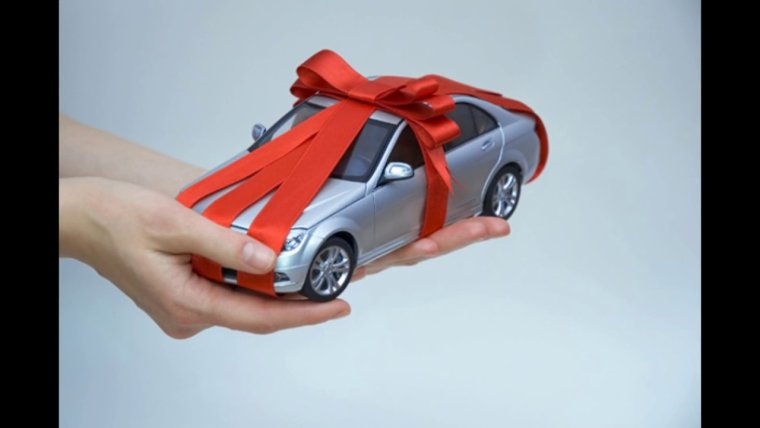 Успешная девушка на машине