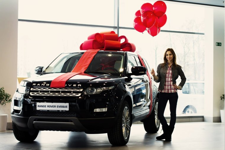 Машина в подарок с бантом