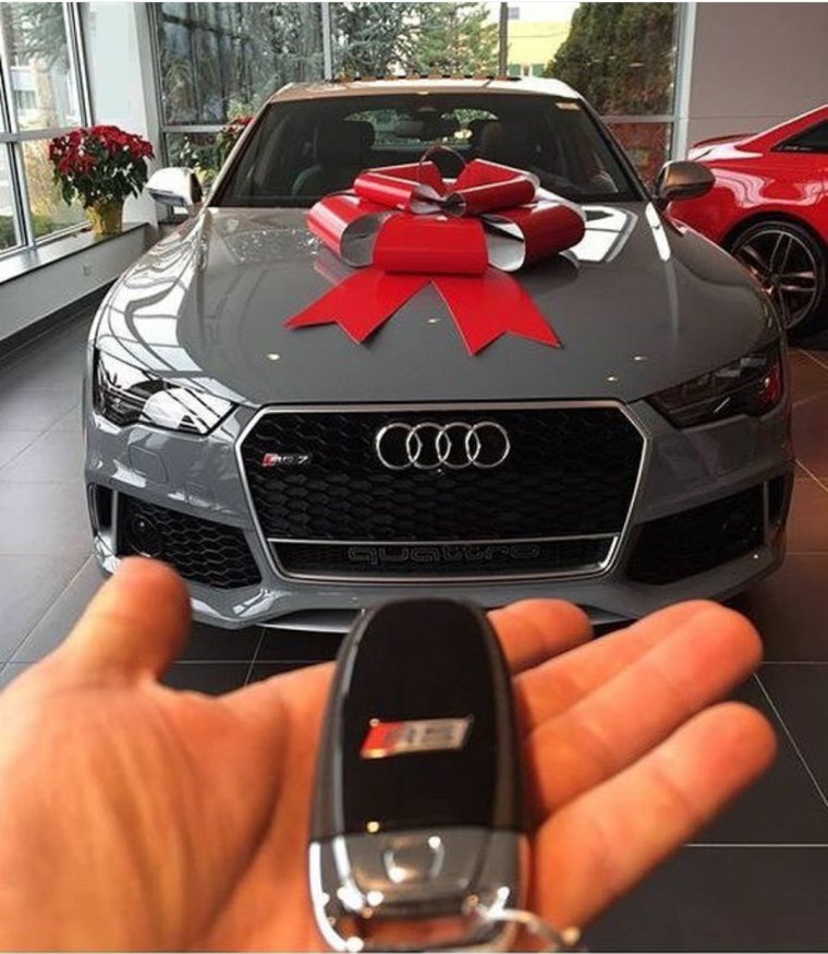 Парень дарит девушке машину