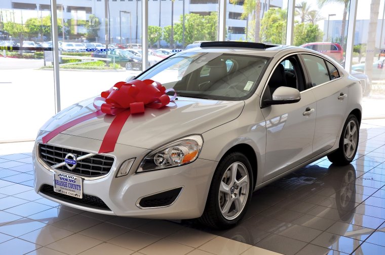 Шикарный автомобиль с бантом