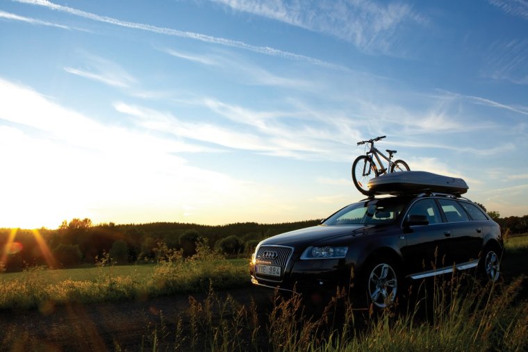 Реклама на крыше автомобиля