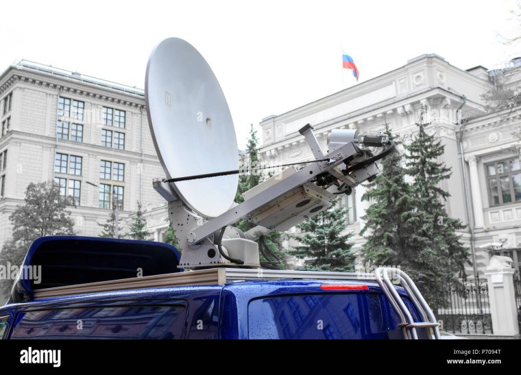 Машина со спутниковой тарелкой