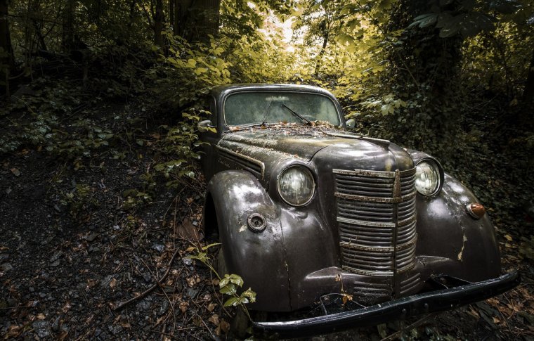 Заброшенные машины в лесу