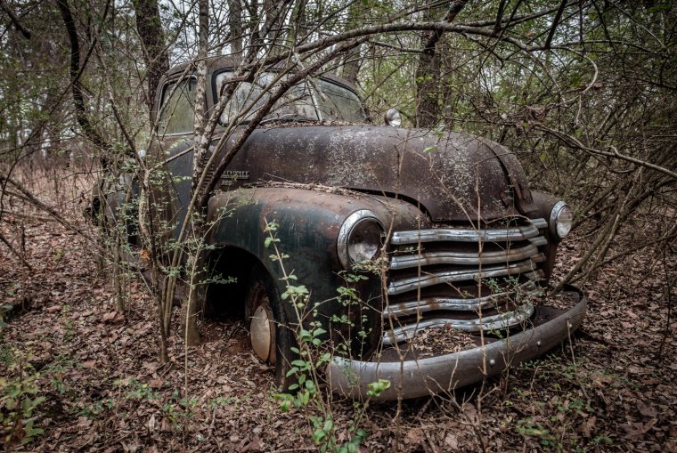 Ржавые машины в лесу
