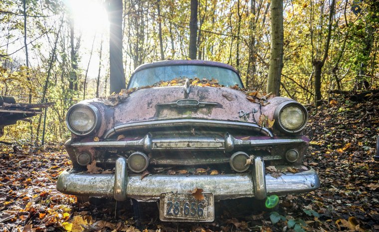 Старинная машина в лесу