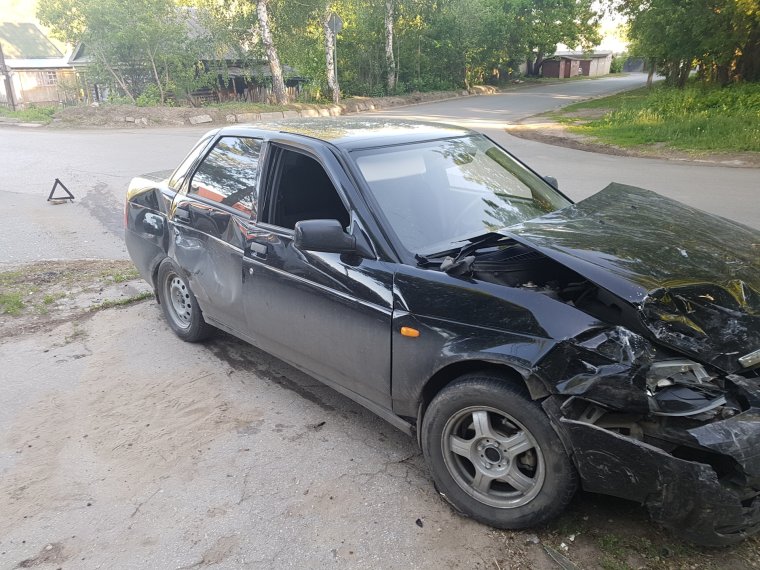 Битая Лада Приора черная хэтчбек