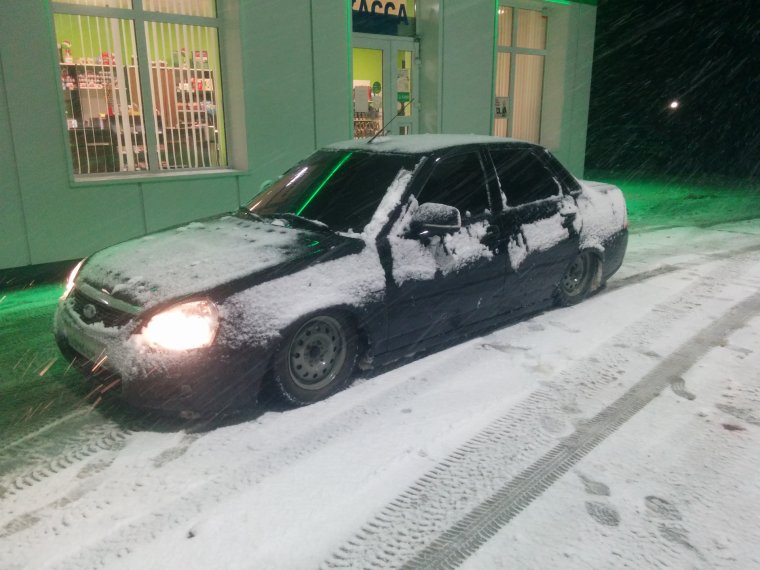 Черная Приора на снегу