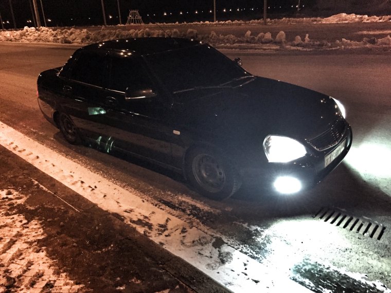 Черная Приора седан ночью