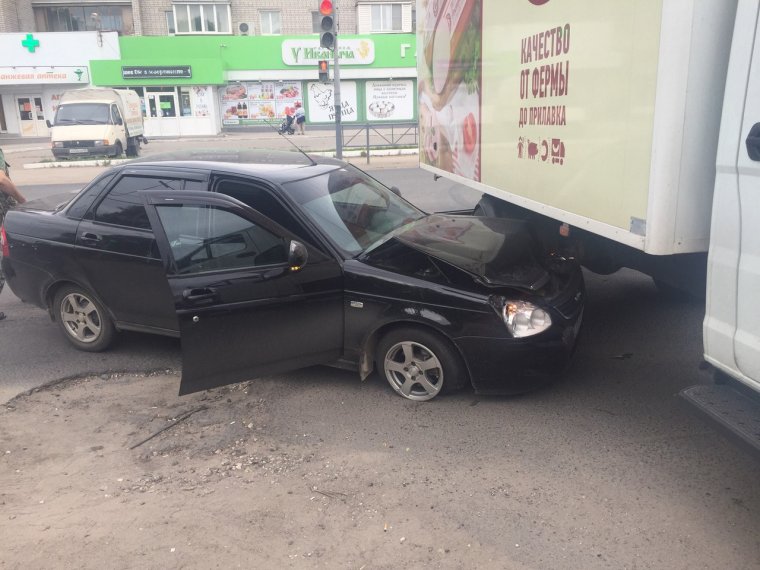 Приора седан черная битая