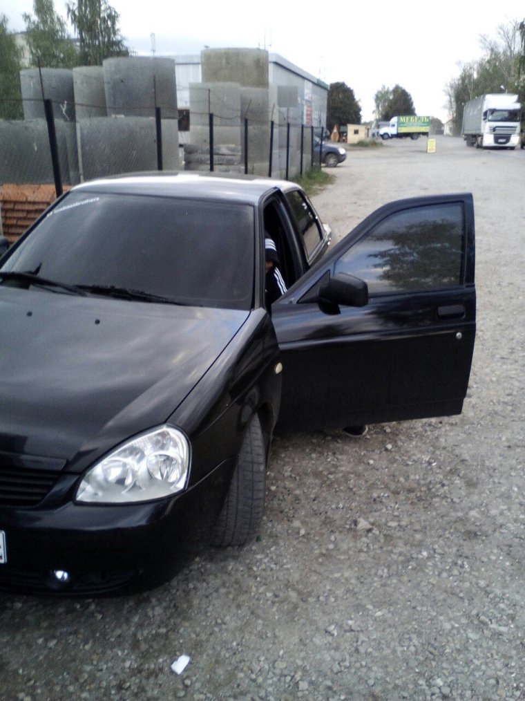 Лада Приора черная тонированная 136 регион