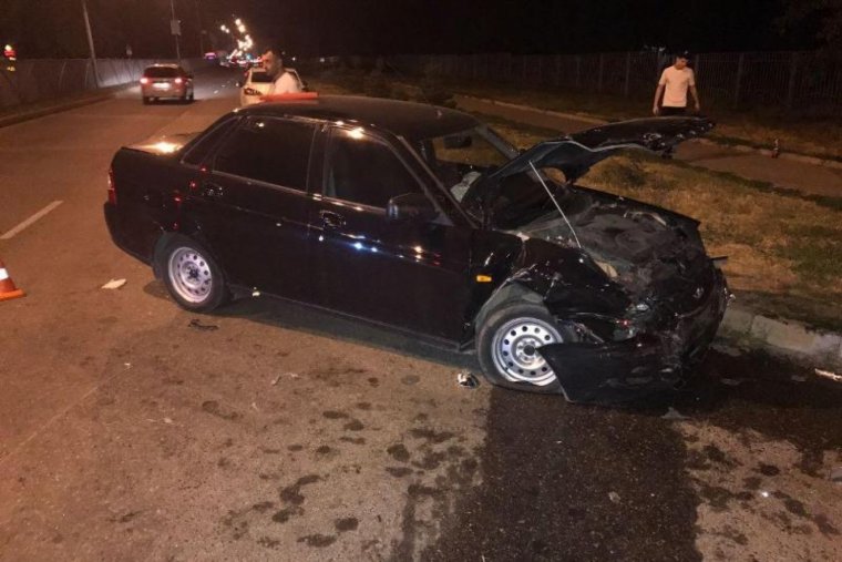 Разбитая черная Приора седан