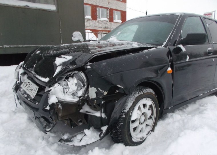 Приора седан черная битая