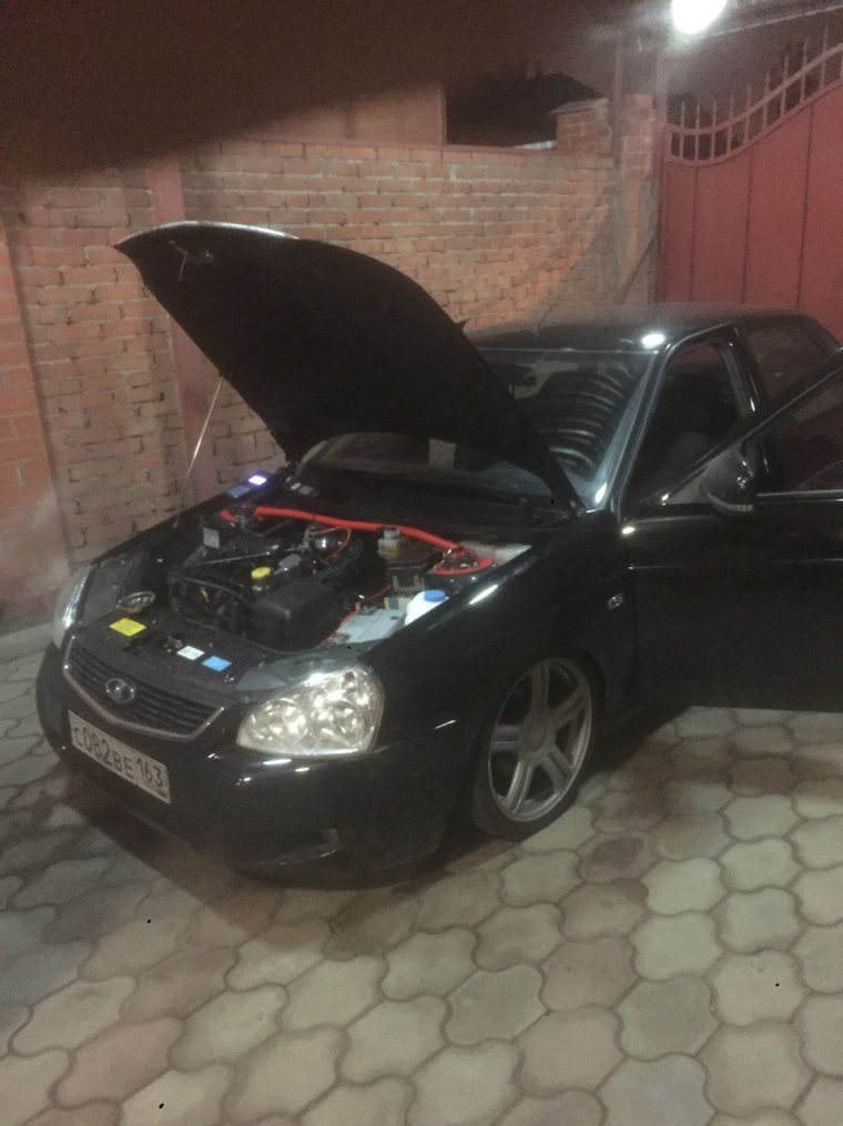 Битая чёрная Приора сидан