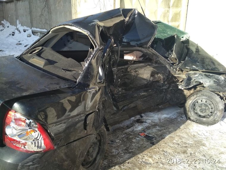 Черная Приора после аварии