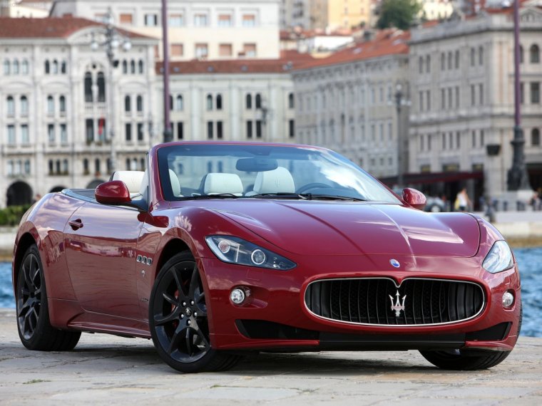 Maserati GRANCABRIO красный