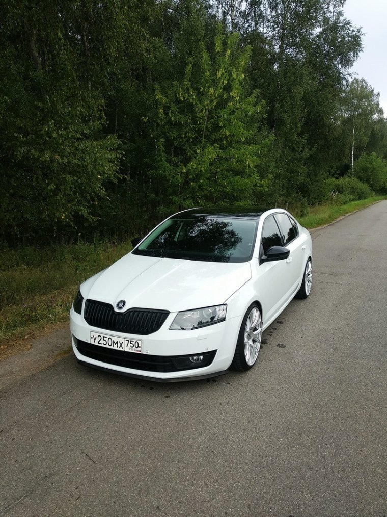 Skoda Octavia a7 RS белая