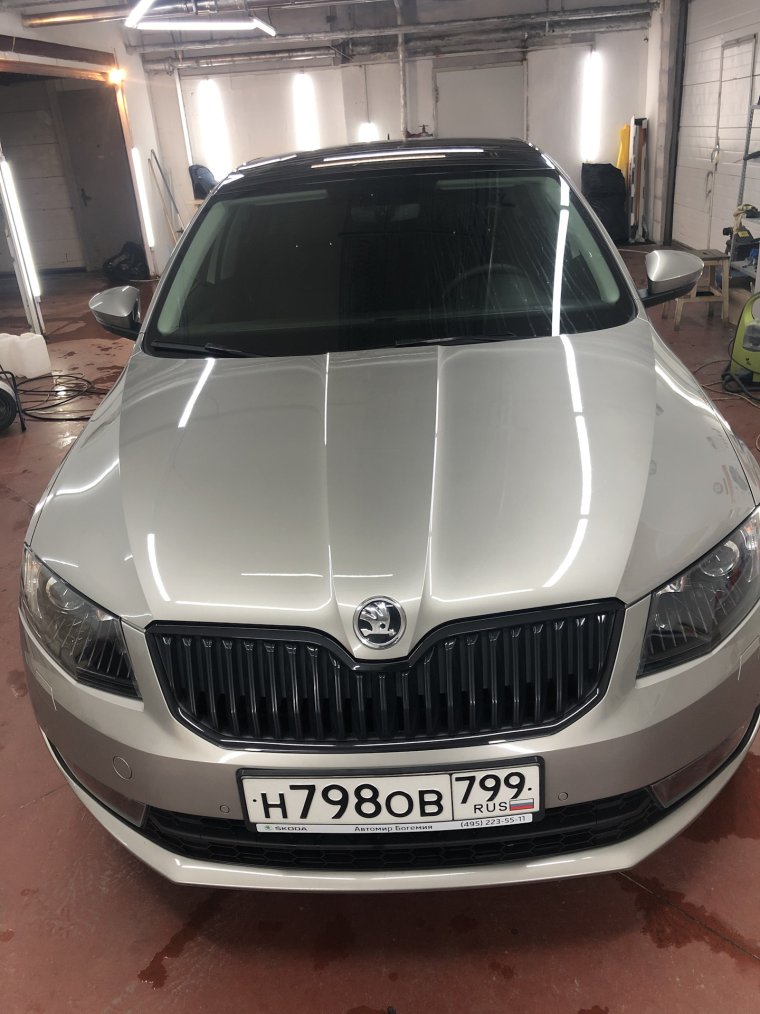 Шкода Октавия с черной крышей