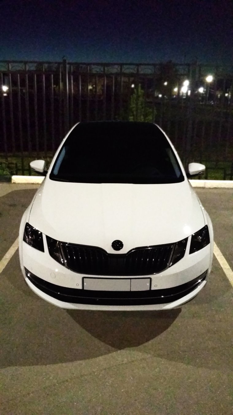Белая Шкода Октавия а5 с черной крышей