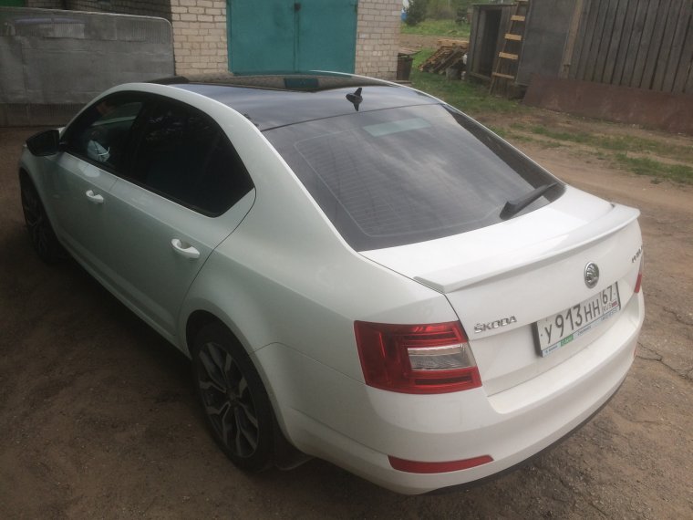Белая Октавия а5 с черной крышей
