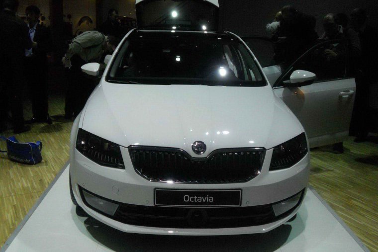 Новая Шкода Октавия белая