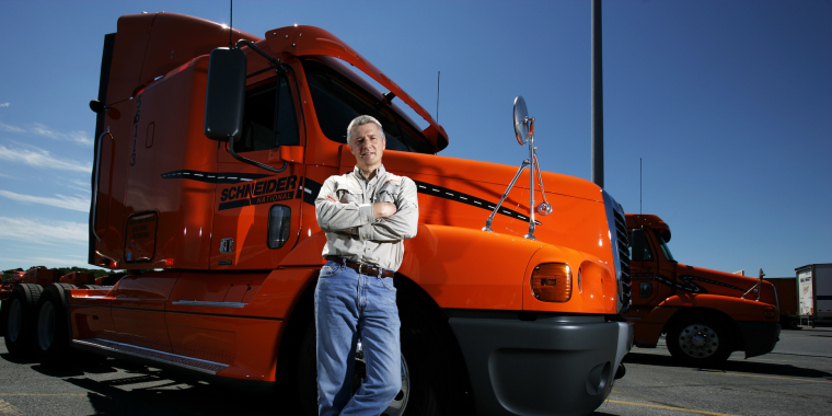 Улыбающийся водитель грузовика