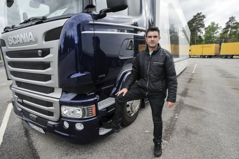 Фура рядом с человеком