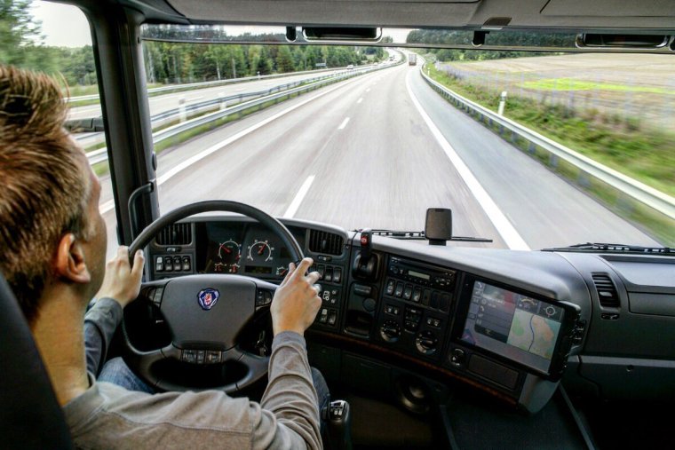Дальнобойщик за рулем
