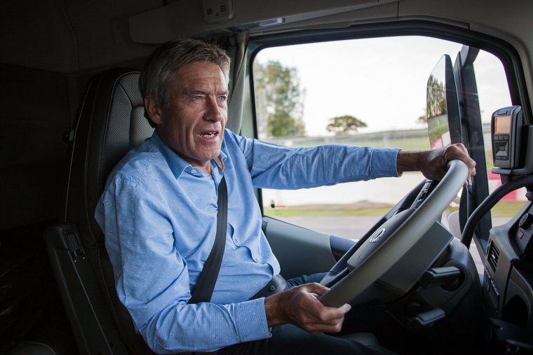 Мужчина за рулем грузовика